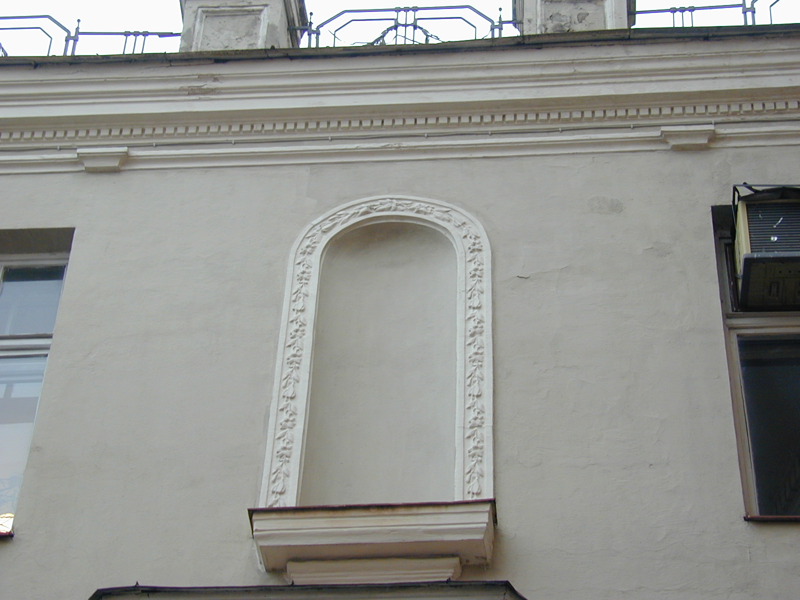 Šv. Jono g. 8, Vilnius